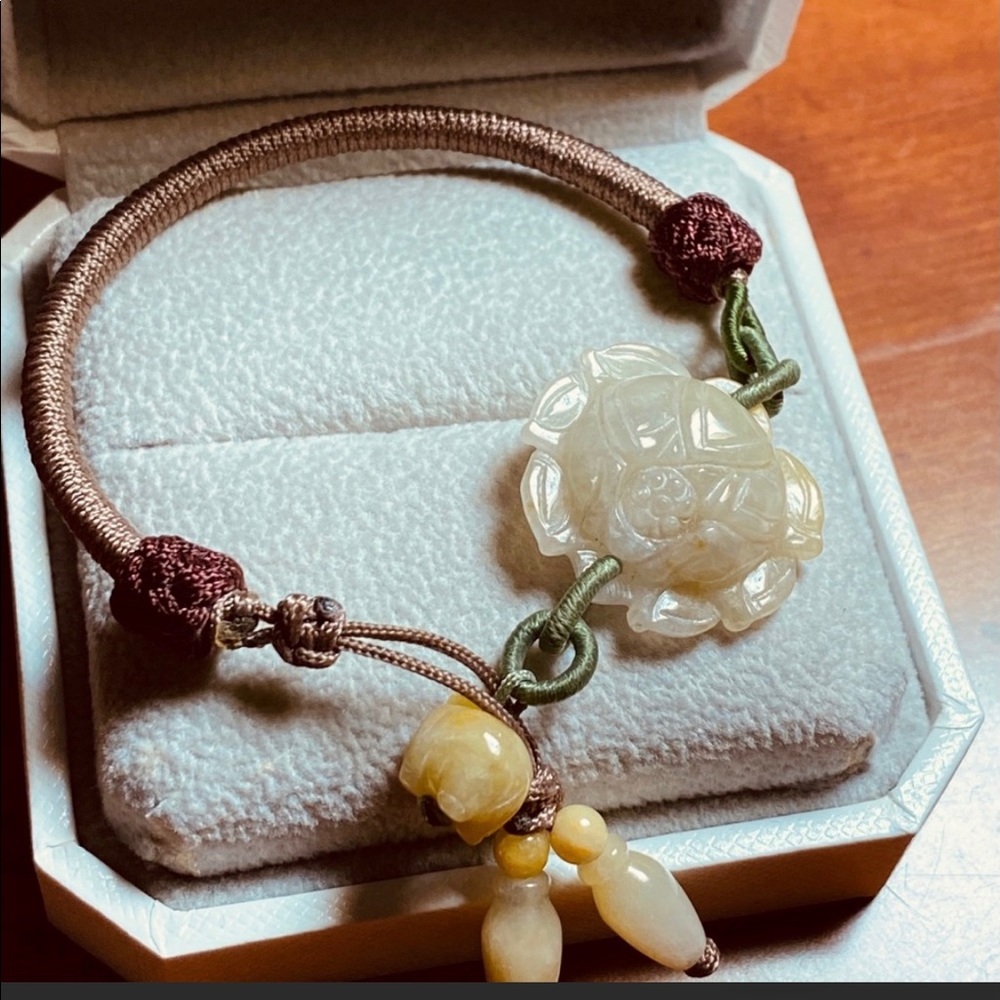 Hand carved and knitted jade bracelet